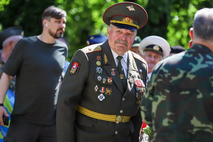 Максим Демин на митинге в честь Дня ветеранов боевых действий |  8