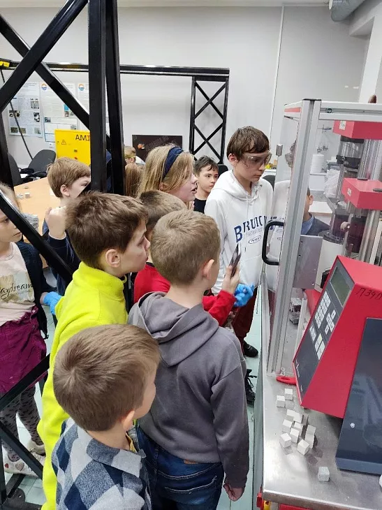 Школьники посетили Центр высокоточного строительного оборудования БФУ |  2