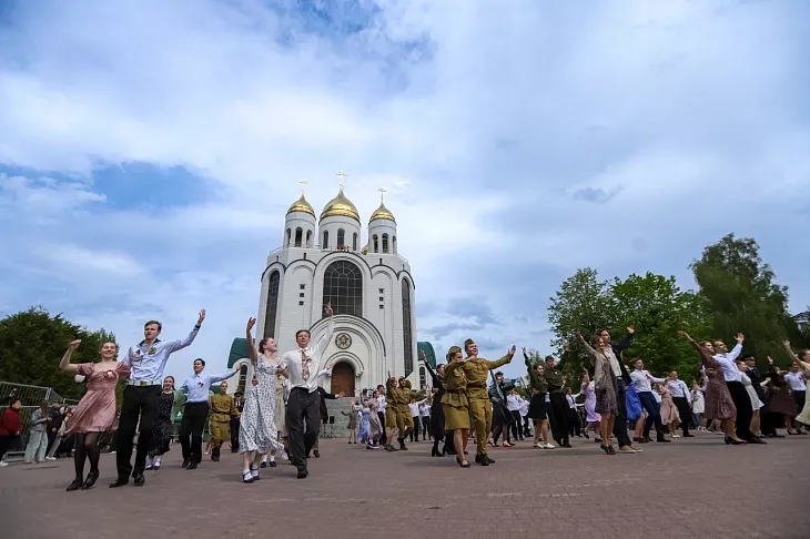 В центре Калининграда студенты БФУ им.&nbsp;И.&nbsp;Канта исполнили «Вальс Победы»  |  15