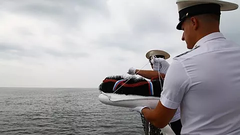 Прошла церемония возложения венков в память о погибших моряках-балтийцах