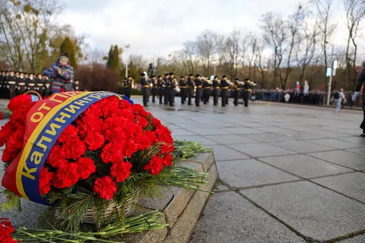 Студенты и сотрудники БФУ им. И. Канта возложили цветы к мемориалу 1200 воинам-гвардейцам в День Героев Отечества |  4