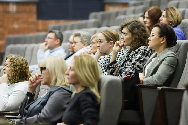 Важно повысить уровень взаимодействия и доверия: ректор БФУ им. И. Канта  провел встречу с преподавателями |  9