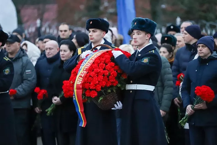 В День героев Отечества и.о. ректора Максим Демин и студенты университета возложили цветы к мемориалу 1200 воинам-гвардейцам |  5
