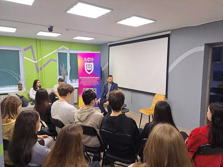 Дискуссионная площадка «Открытый диалог»: в молодежном пространстве «Юность» говорили о политике  |  1