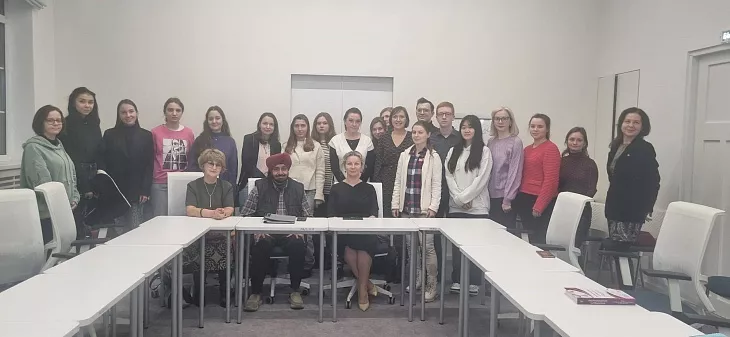 Профессор колледжа из&nbsp;Индии провел серию семинаров для&nbsp;студентов БФУ им.&nbsp;И.&nbsp;Канта о&nbsp;благополучии для&nbsp;устойчивого развития |  2