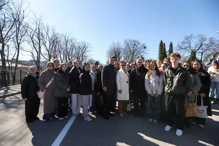 9 апреля студенты и&nbsp;сотрудники БФУ возложили цветы к&nbsp;мемориалу 1200 воинам-гвардейцам |  15