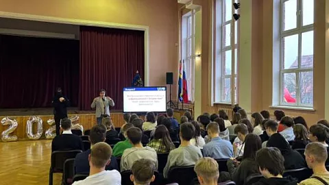 Калининградские старшеклассники обсудили проблематику экстремизма с представителем полиции 