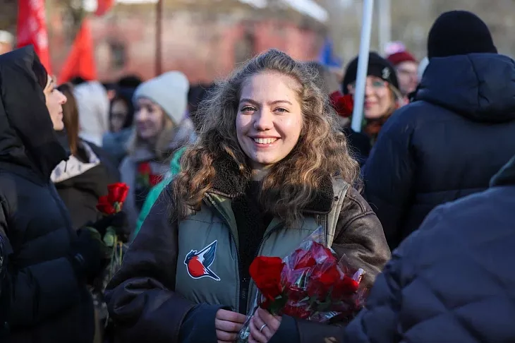В День защитника Отечества студенты и сотрудники БФУ им. И. Канта возложили цветы к мемориалу 1200 воинам-гвардейцам |  2