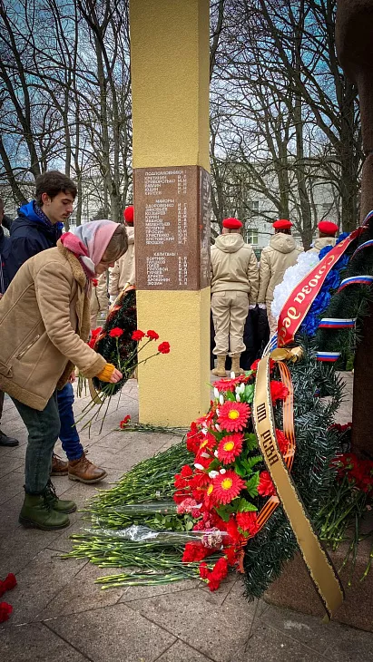 Студенты БФУ возложили цветы в День памяти о россиянах, исполнявших служебный долг за пределами Отечества |  5