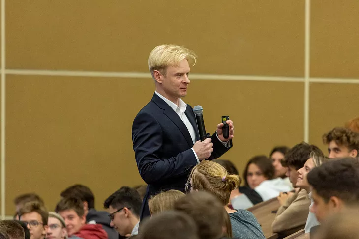 Кампус в метавселенной: ректор Александр Федоров прочитал лекцию об университетах будущего |  1