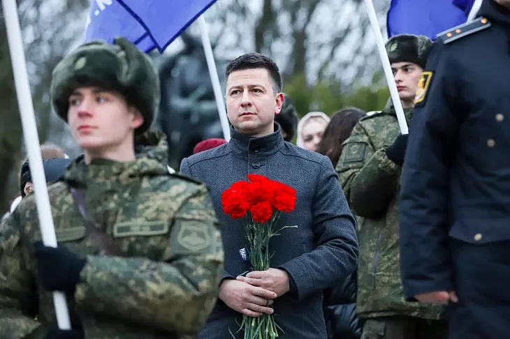 В День героев Отечества и.о. ректора Максим Демин и студенты университета возложили цветы к мемориалу 1200 воинам-гвардейцам |  3