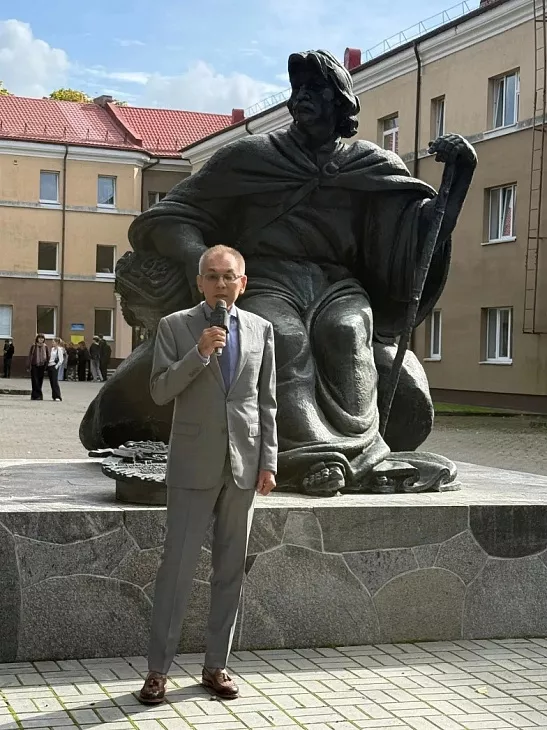 В БФУ им.&nbsp;И.&nbsp;Канта состоялось торжественное возложение цветов к&nbsp;памятнику Франциска Скорины в&nbsp;День белорусской письменности |  3