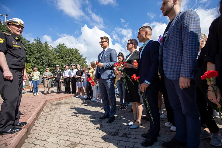 Студенты БФУ возложили цветы на&nbsp;площади маршала Василевского |  8