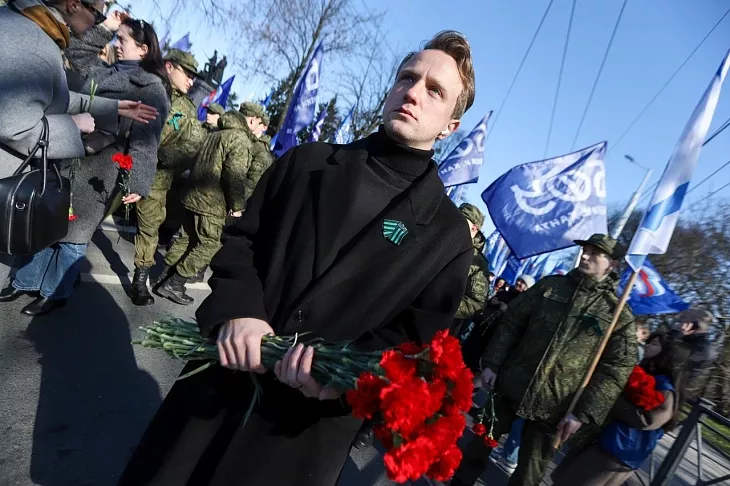 9 апреля студенты и&nbsp;сотрудники БФУ возложили цветы к&nbsp;мемориалу 1200 воинам-гвардейцам |  9