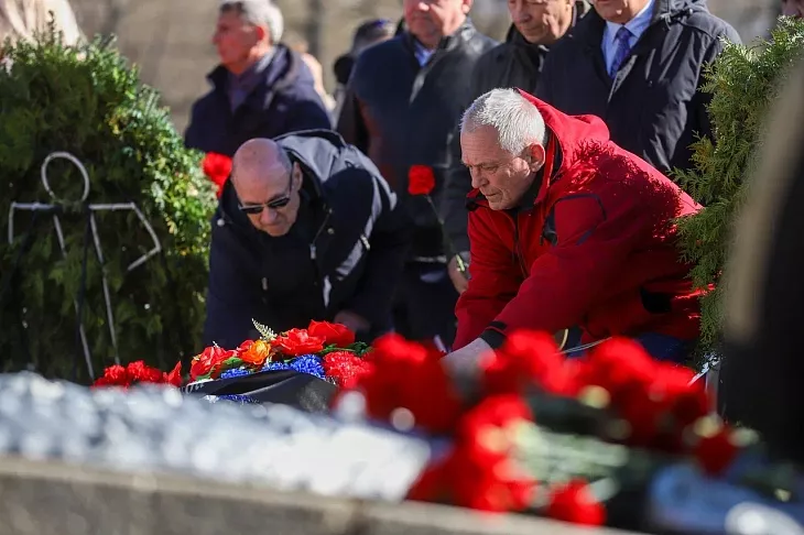 9 апреля студенты и&nbsp;сотрудники БФУ возложили цветы к&nbsp;мемориалу 1200 воинам-гвардейцам |  14