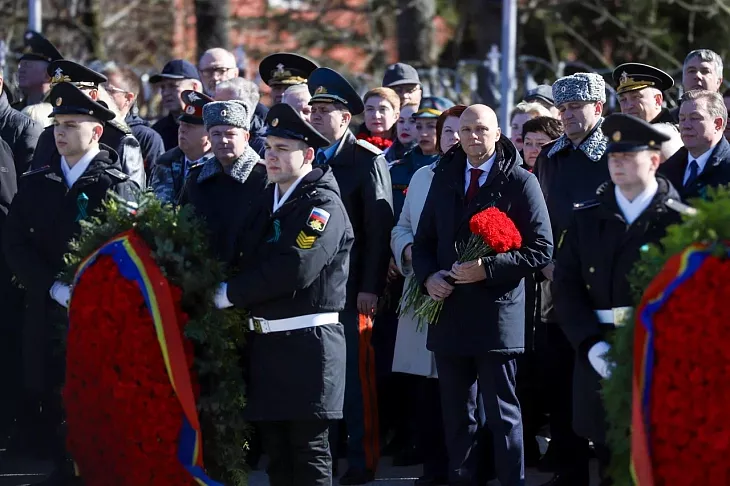 9 апреля студенты и&nbsp;сотрудники БФУ возложили цветы к&nbsp;мемориалу 1200 воинам-гвардейцам |  11