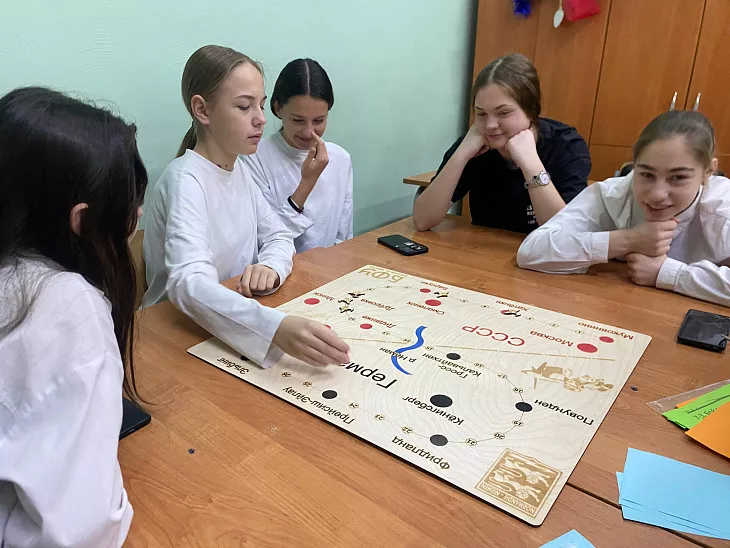 Студенты БФУ рассказали об истории авиаполка «Нормандия — Неман» гимназистам Калининграда |  4