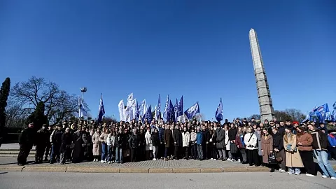 9 апреля студенты и&nbsp;сотрудники БФУ возложили цветы к&nbsp;мемориалу 1200 воинам-гвардейцам