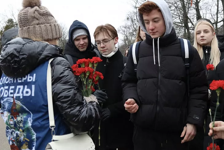 Студенты и сотрудники БФУ приняли участие в церемонии возложения цветов к памятнику 1200 воинам-гвардейцам |  1