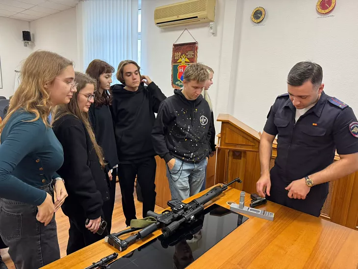 Транспортные полицейские провели для студентов БФУ им. И. Канта практикоориентированное занятие |  2