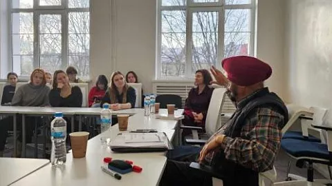 Профессор колледжа из Индии провел серию семинаров для студентов БФУ им. И. Канта о благополучии для устойчивого развития