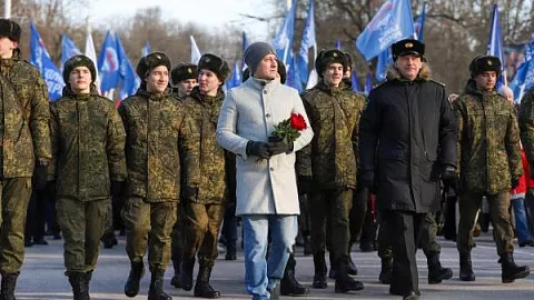 В День защитника Отечества студенты и сотрудники БФУ им. И. Канта возложили цветы к мемориалу 1200 воинам-гвардейцам