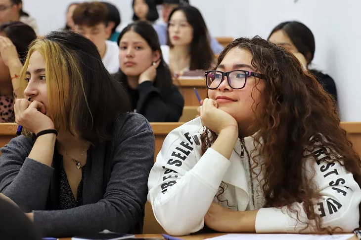 В БФУ отпраздновали Международный день русского языка |  1