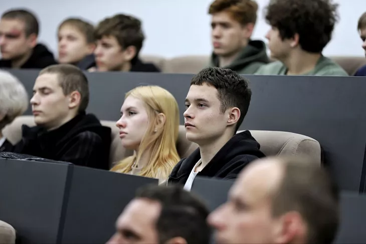 Важны дисциплина и ответственность: в БФУ им. И. Канта состоялся «Открытый диалог» с участником СВО  |  3