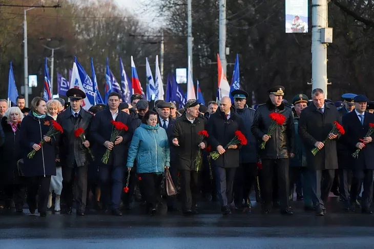 Студенты и сотрудники БФУ им. И. Канта возложили цветы к мемориалу 1200 воинам-гвардейцам в День Героев Отечества |  3