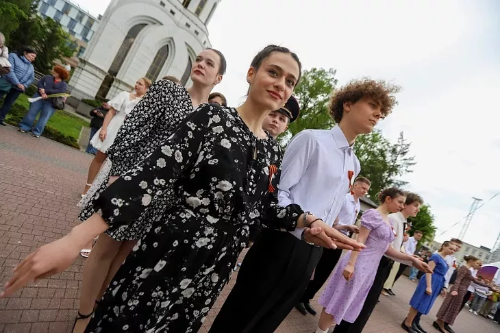 В центре Калининграда студенты БФУ им.&nbsp;И.&nbsp;Канта исполнили «Вальс Победы»  |  12