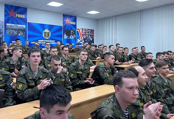 В День Конституции студенты ВУЦ встретились с героем СВО |  2