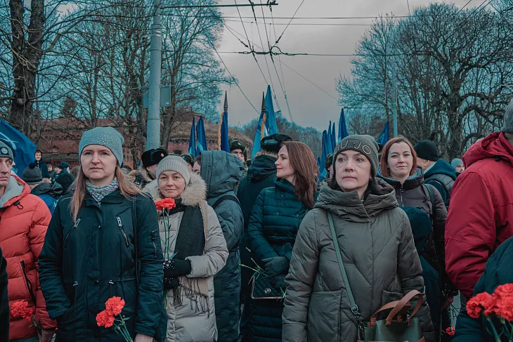 Студенты и сотрудники БФУ возложили цветы к памятнику 1200 гвардейцам |  3