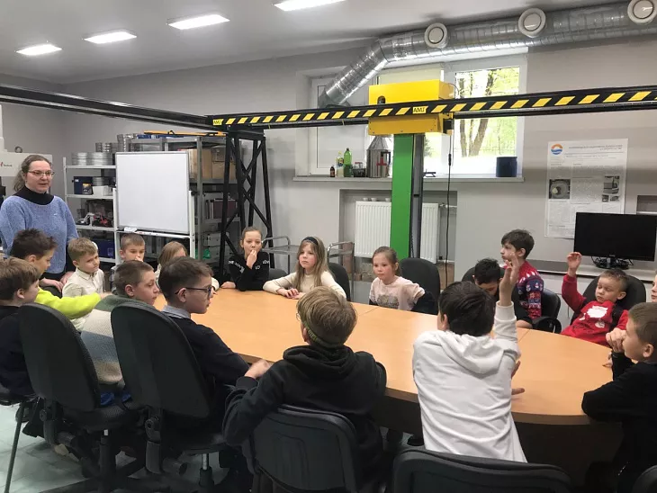 Школьники посетили Центр высокоточного строительного оборудования БФУ |  7