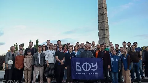 В День памяти и&nbsp;скорби ректор, студенты и&nbsp;преподаватели возложили цветы к&nbsp;мемориалу 