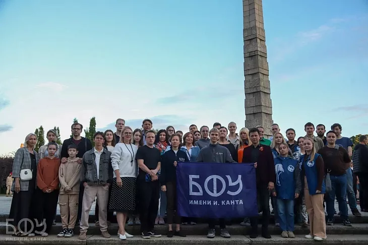 В День памяти и&nbsp;скорби ректор, студенты и&nbsp;преподаватели возложили цветы к&nbsp;мемориалу  |  1