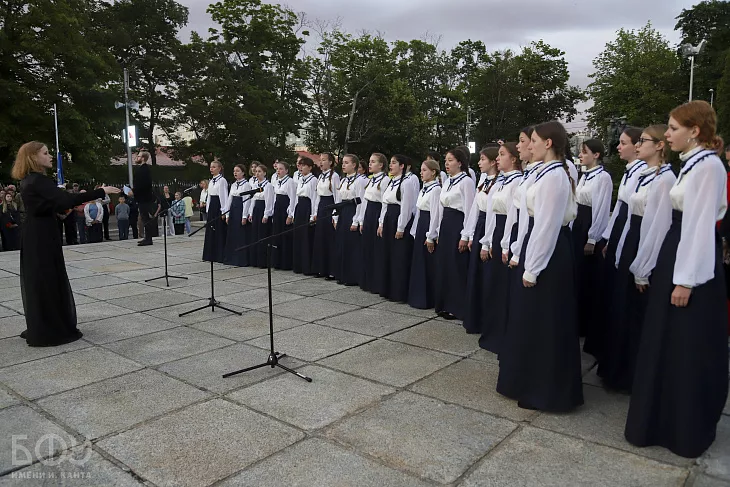 В День памяти и&nbsp;скорби ректор, студенты и&nbsp;преподаватели возложили цветы к&nbsp;мемориалу  |  5
