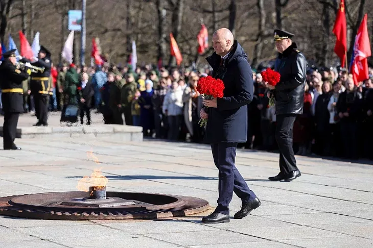 9 апреля студенты и&nbsp;сотрудники БФУ возложили цветы к&nbsp;мемориалу 1200 воинам-гвардейцам |  12