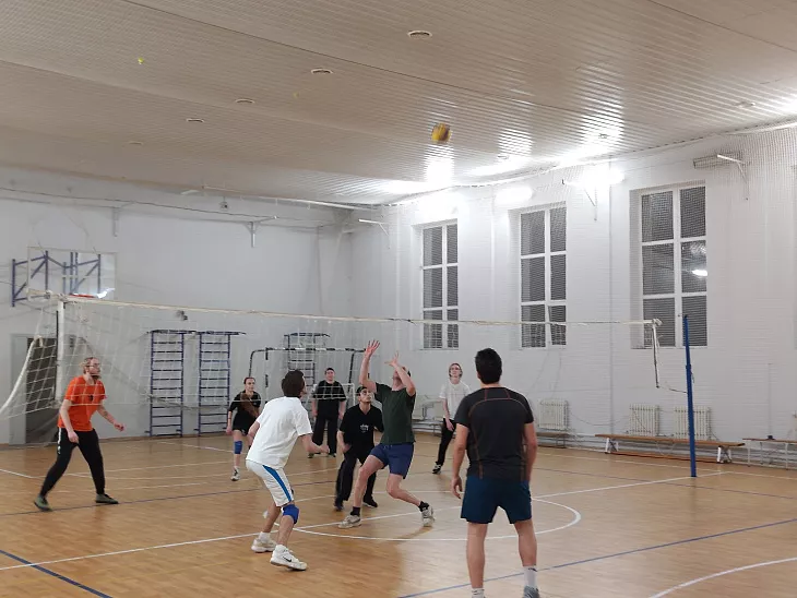 Спортивный азарт и&nbsp;дружеская атмосфера: как&nbsp;прошел турнир по&nbsp;волейболу в&nbsp;Институте высоких технологий |  1