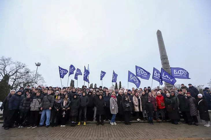 Студенты и&nbsp;преподаватели БФУ им.&nbsp;И.&nbsp;Канта возложили цветы к&nbsp;мемориалу 1200 воинам-гвардейцам |  2