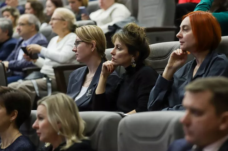 Важно повысить уровень взаимодействия и доверия: ректор БФУ им. И. Канта  провел встречу с преподавателями |  7