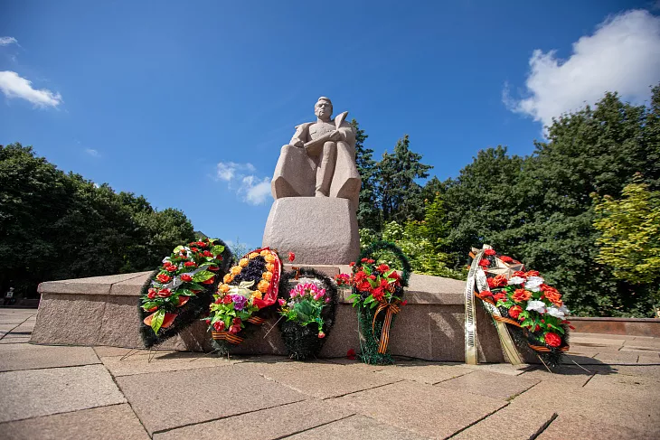 Студенты БФУ возложили цветы на&nbsp;площади маршала Василевского |  26