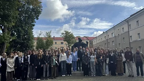 В БФУ им.&nbsp;И.&nbsp;Канта состоялось торжественное возложение цветов к&nbsp;памятнику Франциска Скорины в&nbsp;День белорусской письменности