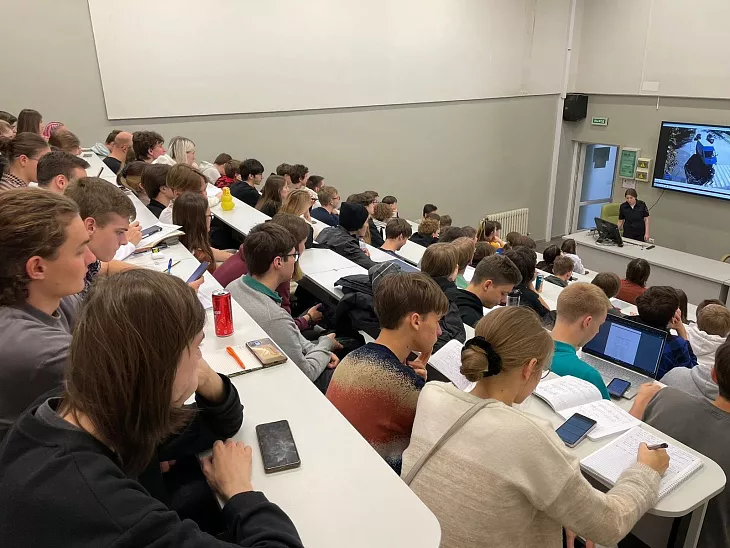 Студенты Института высоких технологий посетили лекцию по ПДД |  2