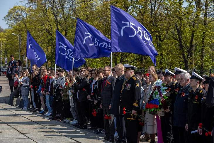 Студенты БФУ им.&nbsp;И.&nbsp;Канта возложили цветы к&nbsp;памятнику 1200 воинам-гвардейцам |  2