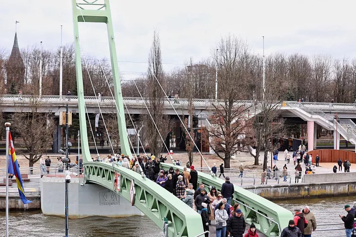 Студенты БФУ им.&nbsp;И.&nbsp;Канта открыли Философский мост вместе с&nbsp;губернатором и&nbsp;главой Совфеда |  4