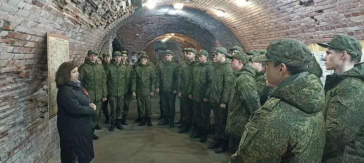 Студенты Военного учебного центра БФУ почтили память героев штурма Кенигсберга |  3