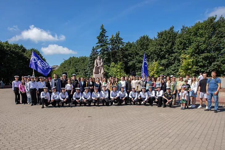 Студенты БФУ возложили цветы на&nbsp;площади маршала Василевского |  19