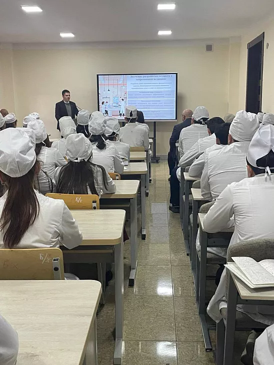 Аспирант БФУ прочитал лекцию по&nbsp;фармацевтике в&nbsp;Самаркандском медицинском университете |  1