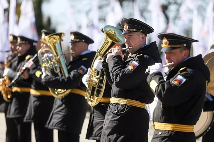 9 апреля студенты и&nbsp;сотрудники БФУ возложили цветы к&nbsp;мемориалу 1200 воинам-гвардейцам |  10