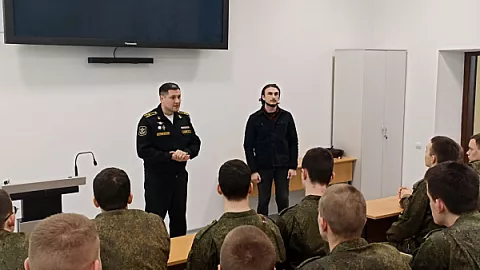 Курсанты ВУЦ встретились со студентом медколледжа, участником СВО